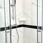 Lucas Salle De Bain Privative Παρίσι